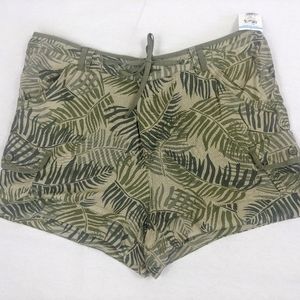 *Democracy High rise safari shorts Women 14p Palm Leaf Print